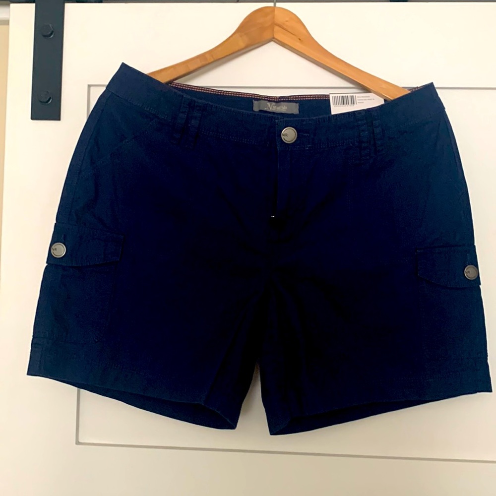 Cabelas ladies Navy shorts cargo pocket shorts size 8